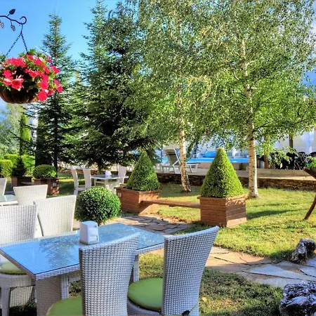Green Wood Aparthotel